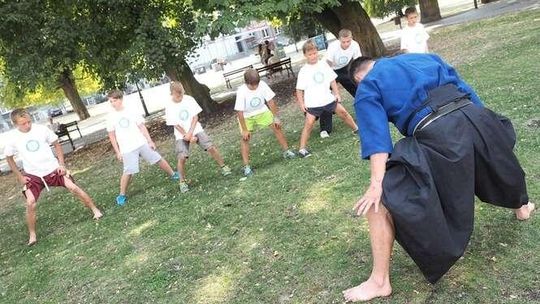 Gimnazja pełne słabeuszy. Co siódmy ma problem z wejściem po schodach