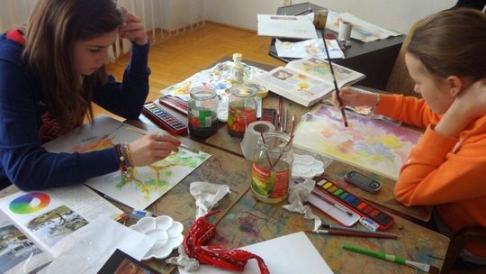 Gimnazjaliści na plenerze malarskim Caritasu w Dąbrowicy