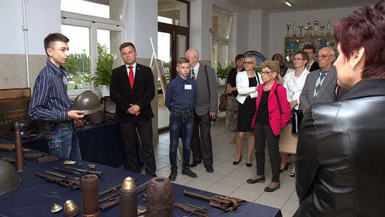 Gimnazjum w Pliszczynie świętuje: Wystawa milatariów i występy artystyczne (zdjęcia)