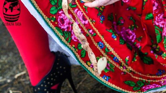 Globalna Baba: Załóż chustkę i obieraj ziemniaki