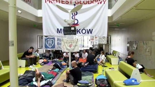 Głodówka rezydentów trwa od 14 dni. "Protest raczej się rozwija, niż zwija"