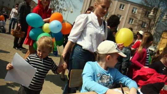Głośne czytanie \"Pana Tadeusza\" w Świdniku. Był polonez i baloniki (zdjęcia)