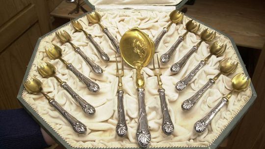 Głowa Lenina między sztućcami