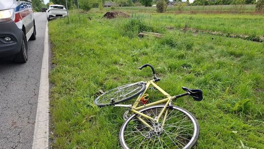 Głową w osobówkę. Kask uratował rowerzystę