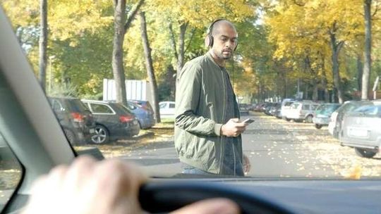 Główne grzechy pieszych. Rozmawiają, oglądają i wpadają... pod samochód