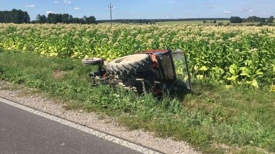 Gm. Obsza: Rolnik się zagapił, traktor się przewrócił [zdjęcia]