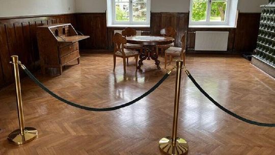 Gmina kupiła zabytkowe meble. Już stoją w pałacu