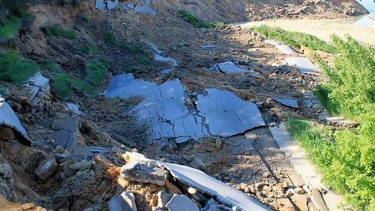 Gmina Kurów: Ogromne osuwisko w pobliżu kopalni piachu. Zniszczona droga