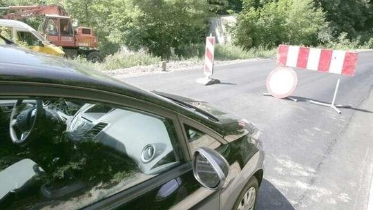 Gmina remontuje drogę, ale objazdów nie wyznaczyła. Kierowcy zaskoczeni