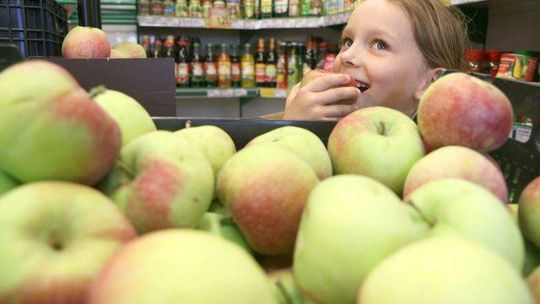 Gminy kupią jabłka od sadowników. Owoce trafią do szkół i przedszkoli