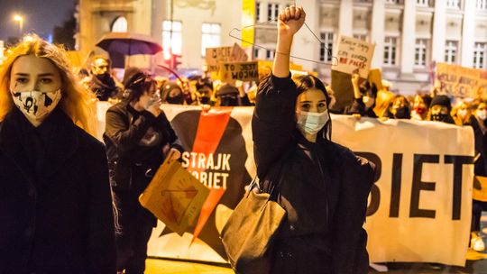 Gniew kobiet: Walczcie z wirusem, nie z nami. W Lublinie w protestach bierze udział coraz więcej osób