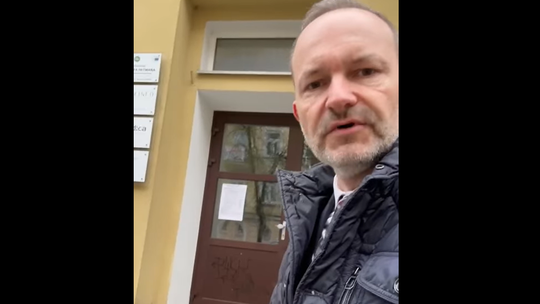 Gnojówka pod biurem poselskim. Minister odpowiada