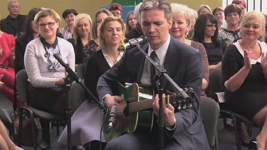 Gołąbki, gitara i "Bronkobus", czyli pierwszy weekend kampanii prezydenckiej