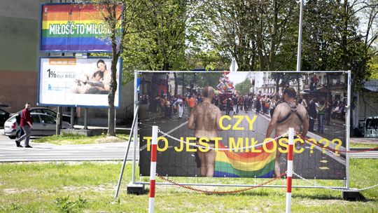 Golasami w tęczę, czyli plakatowa wojna w Świdniku. Dwa banery skradziono