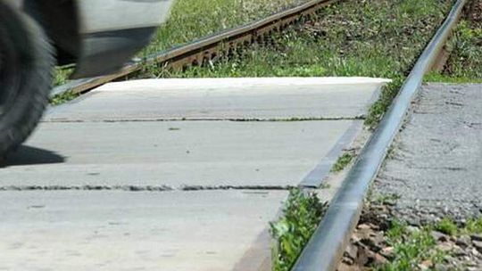 Gołaszyce: Wjechali autem pod pociąg i przeżyli