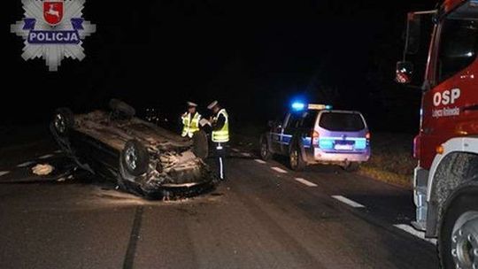 Golf dachował na krajowej "17". Zginął 29-latek