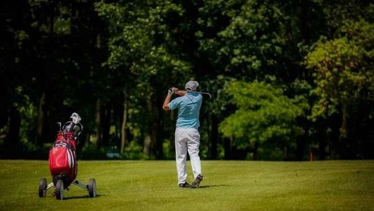Golf to gra dla każdego. Co trzeba wiedzieć zanim zaczniesz grać?
