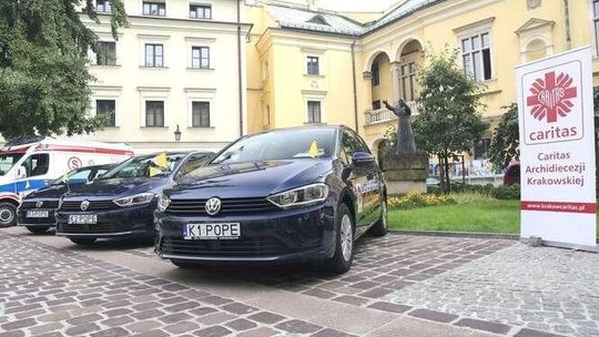 Golfy, którymi jeździł papież czekają na kupców 