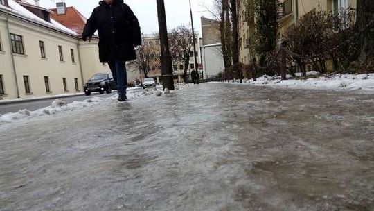 Gołoledź i oblodzenie od rana. Będzie ślisko!