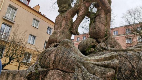 Goły chłopiec w kominiarce. Zaskakujące losy lubelskiej fontanny