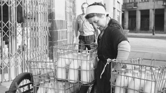 Goły mężczyzna na schodach i awantura domowa