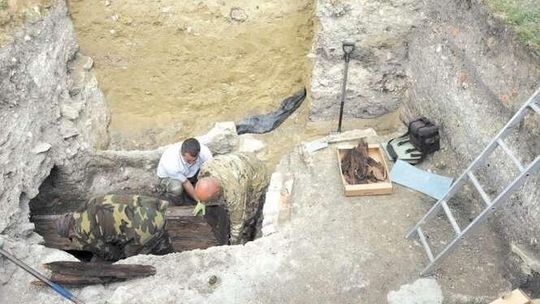 Góra Chełmska: Otworzyli trumnę z XVIII wieku. Archeolodzy zaskoczeni