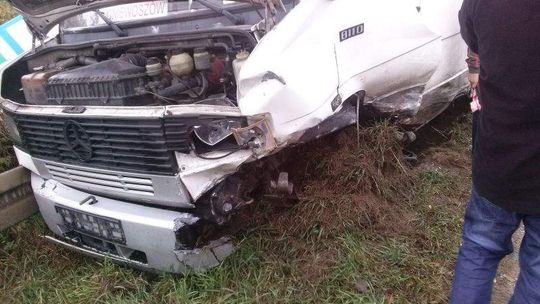 Góra Puławska: Zderzenie volvo z busem. Są objazdy