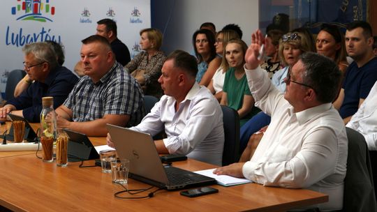 Gorąco wokół szpitala. Radni straszą zwolnieniami. "Bez ofiar i krwi się nie obędzie"