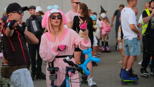 Gorączka piątkowej nocy rolkarzy i cyklistów