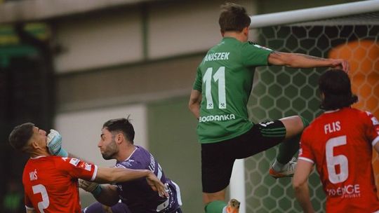 Górnik Łęczna przegrywa z Pogonią Siedlce. Były napastnik zielono-czarnych boleśnie o sobie przypomniał