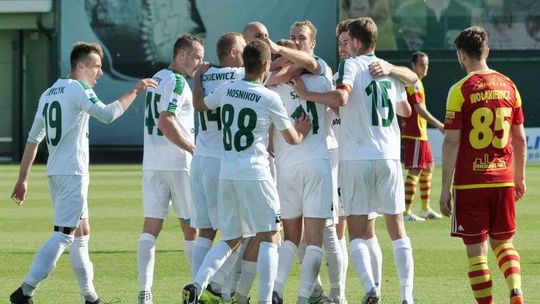 Górnik stopniowo pnie się w górę