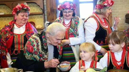 Gospodynie z Kozłówki gotowały popularną w XIX wieku zupę [zdjęcia]