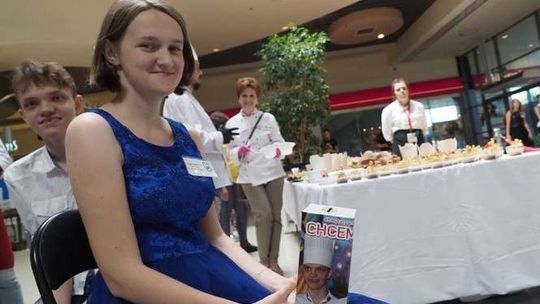 Gotowanie i pomaganie. Festyn w Galerii Olimp (zdjęcia)