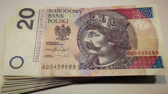 Gotówka leżała przy bankomacie. Kto zgubił pieniądze?