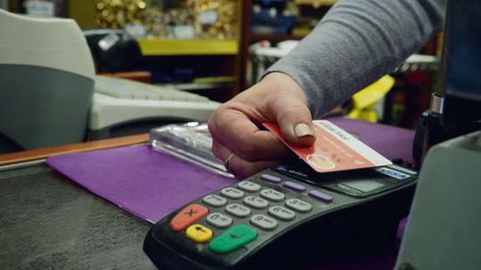 Gotówka stanie się zbędna? Coraz więcej terminali płatniczych w sklepach