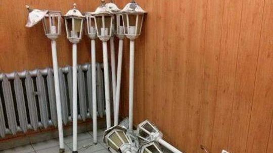 Graffa: Złodzieje ukradli 14 latarni ogrodowych