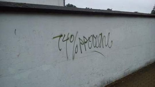 'Graficiarz' wpadł na gorącym uczynku. Oszpecił mur przy Parku Czartoryskich