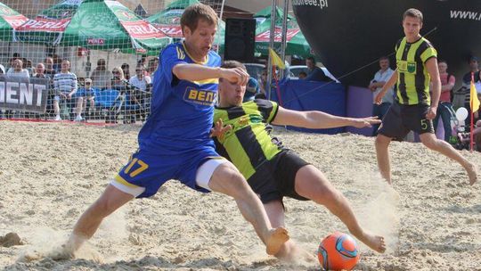 Grają w piłkę na plaży pod Zamkiem w Lublinie (zdjęcia)