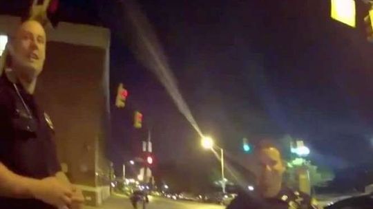 Grał w Pokemon GO prowadząc samochód. Zderzył się z radiowozem