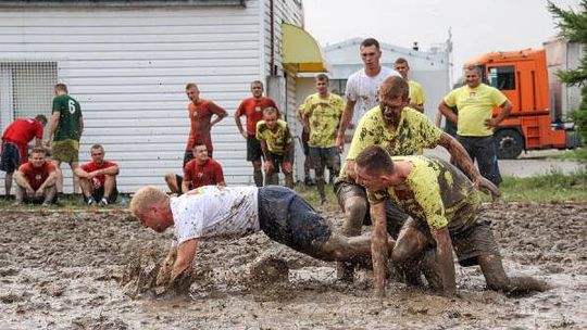 Grali w błocie o tytuł najlepszej drużyny w Polsce (zdjęcia)