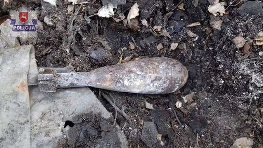 Granat moździerzowy z okresu II wojny światowej leżał na łące