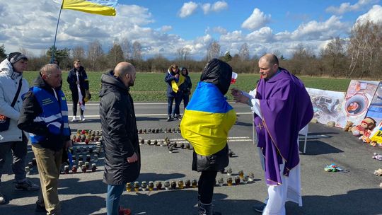 Granica. 400 metrów od protestującyh Ukraińców protestują kierowcy. Między nimi policja