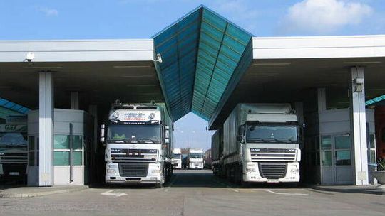 Granica. Ogromne kolejki ciężarówek przez "awarię"