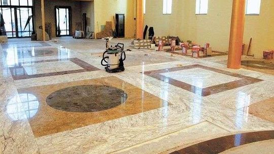 Granitowa posadzka w kościele za pół miliona zł. Wierni mogli ją już obejrzeć