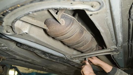 Grasowali na LSM i Czechowie. Za cel brali zaparkowane auta