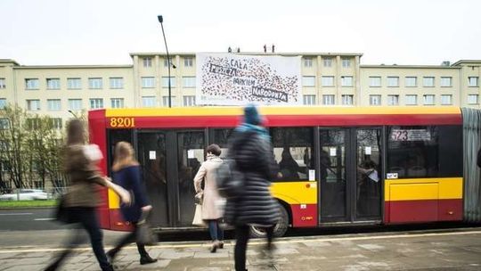 Greenpeace broni Puszczy Białowieskiej na dachu ministerstwa