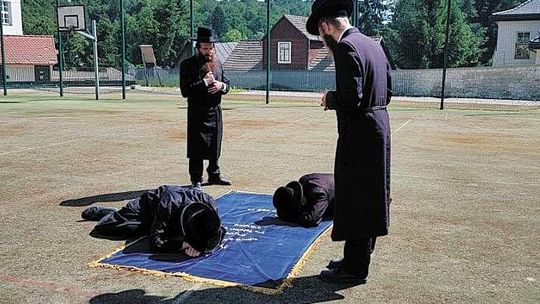 Grób cadyka na środku szkolnego boiska? Chasydzi zgłaszają sprawę do prokuratury