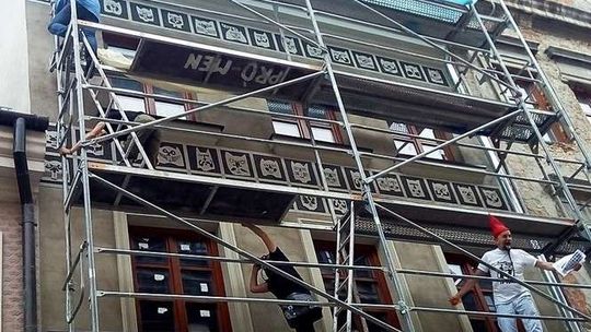 Grodzka 17 w nowej szacie. Elewacja kamienicy upamiętnia lubelskiego grafika