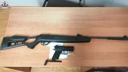 Groził listonoszce przedmiotem przypominającym broń. „To dla żartów”