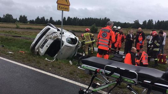 Groźne dachowanie na drodze wojewódzkiej koło Lubartowa